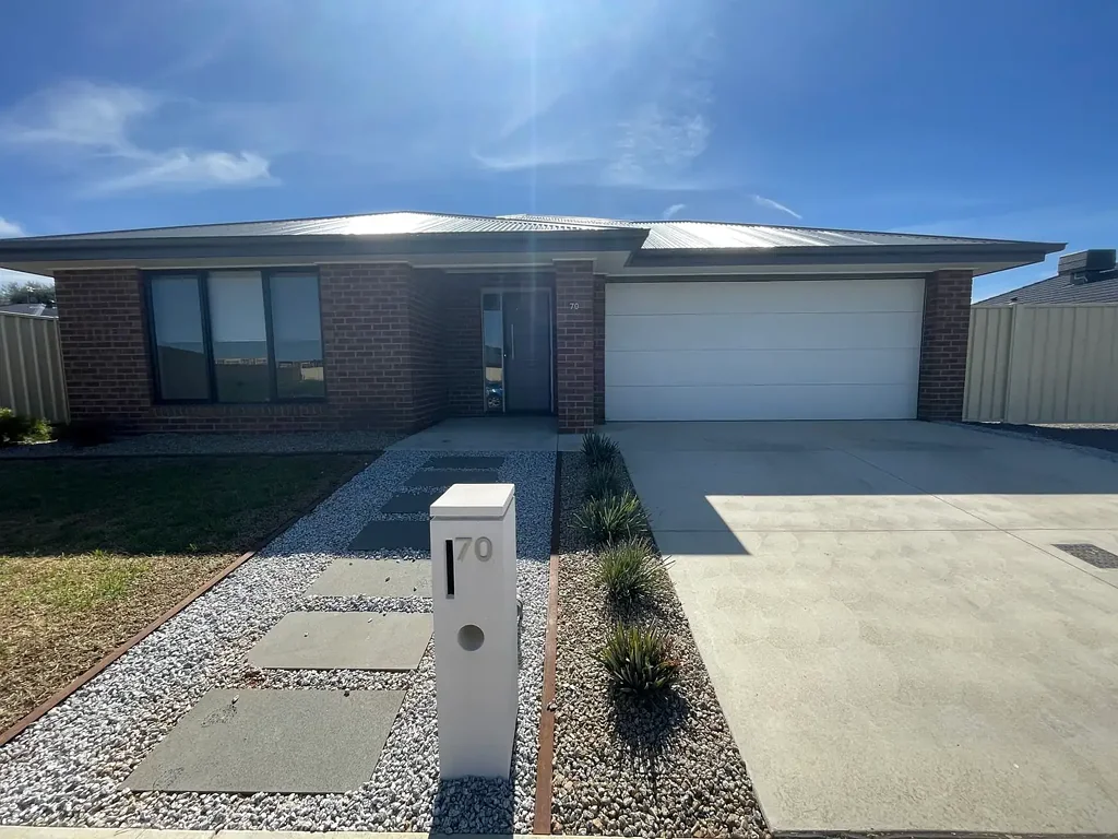 Stunning 3 Bedroom Home in Park Views Estate!