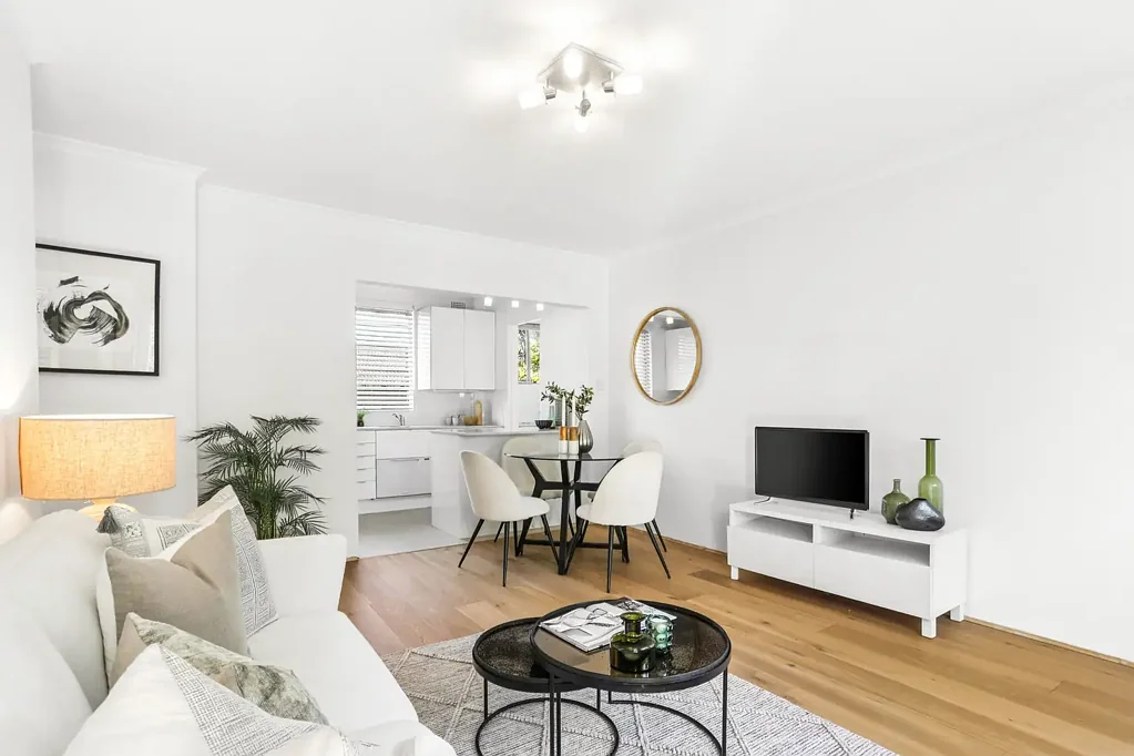 PEACEFUL TOP FLOOR APARTMENT IN A BOUTIQUE BLOCK