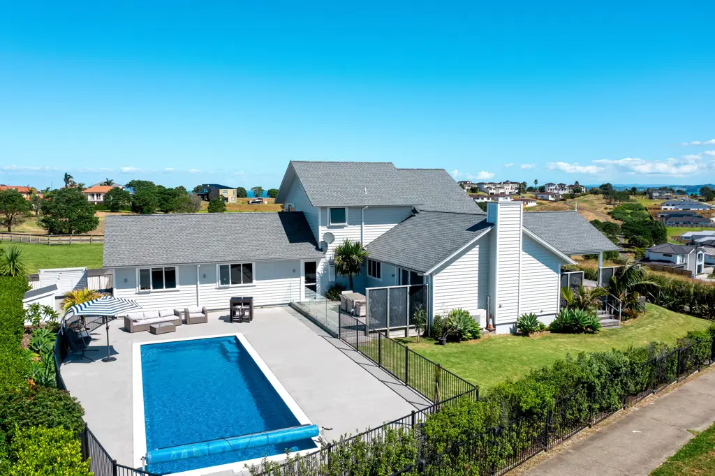 Gulf Harbour 5침실 Large Family Home, Pool, Parking for all the Toys!