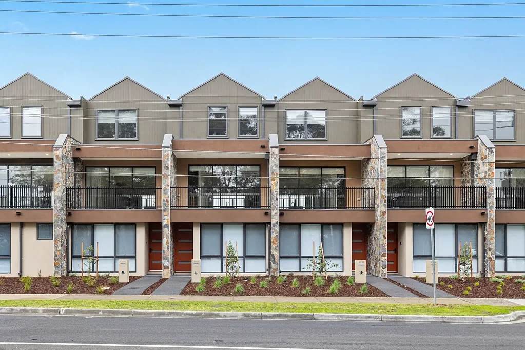 Eltham 2ਬੈੱਡਰੂਮ * BRAND NEW TOWNHOME IN THE HEART OF ELTHAM VILLAGE SHOPPING CENTRE *