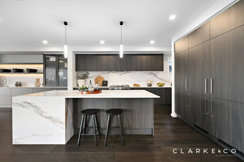 Chisholm 5房  SOPHISTICATED FAMILY LIVING ACROSS TWO LEVELS!