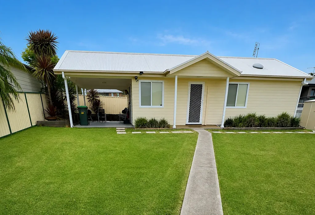 TWO-BEDROOM GRANNY FLAT WITH LARGE YARD!