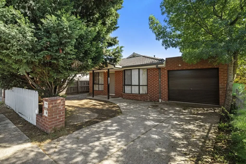 Broadmeadows 3房 宽敞布局采光好 宽敞后院宜娱乐 邻近学校公园 交通购物皆便利 安静家庭好街道 Glenroy珍宝机会 4 Graham street Broadmeadow. Auction on 22 November Saturday at 11:15 AM.