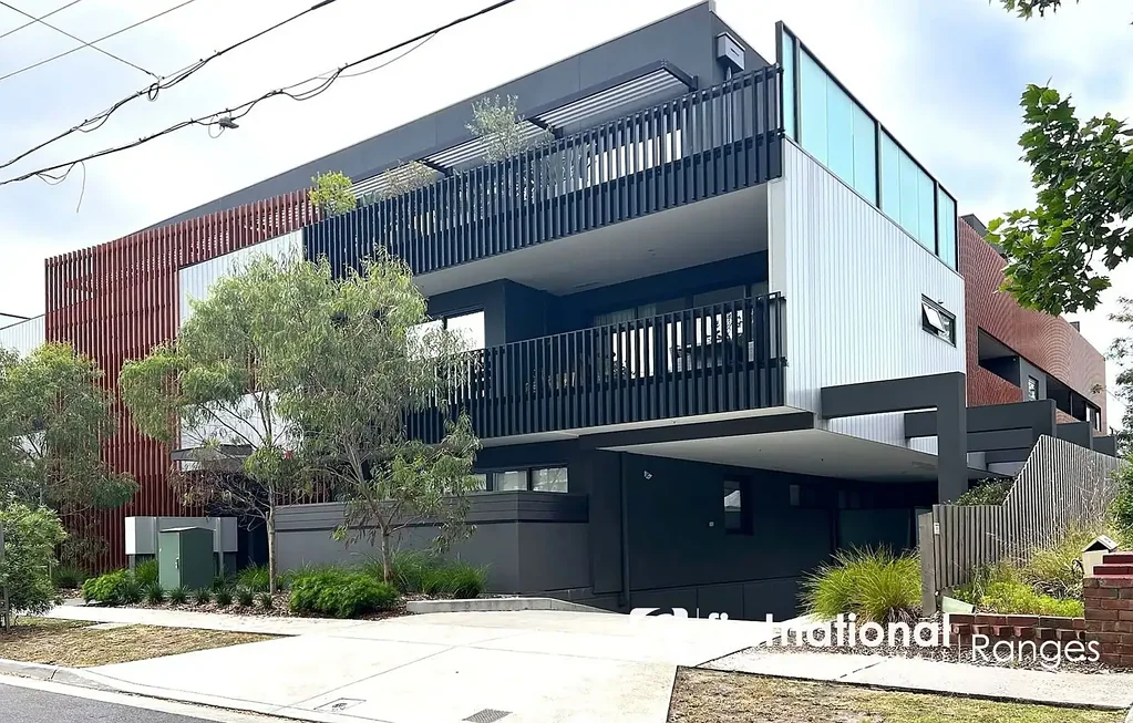 Ringwood 2 Bedroom Location, Location!! Modern, Large Balcony, Carpark.