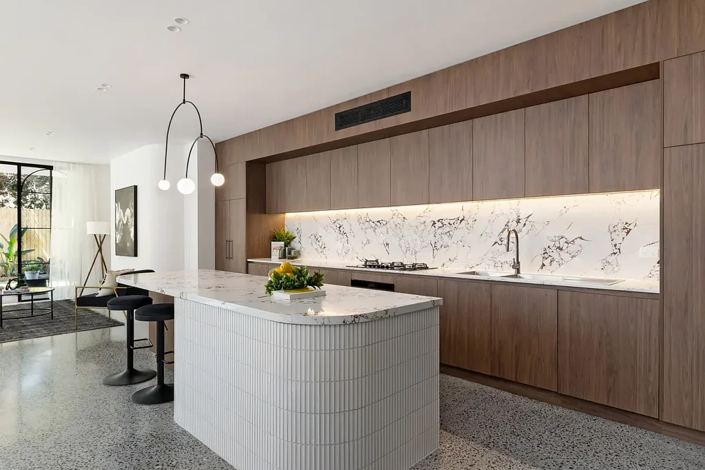 Ashfield 4房 著名双面半独立屋 静街奢华设计 Viola Rose大理石岛 开放式生活区 主卧带套间 精致庭院 Contemporary family masterpiece on quiet street