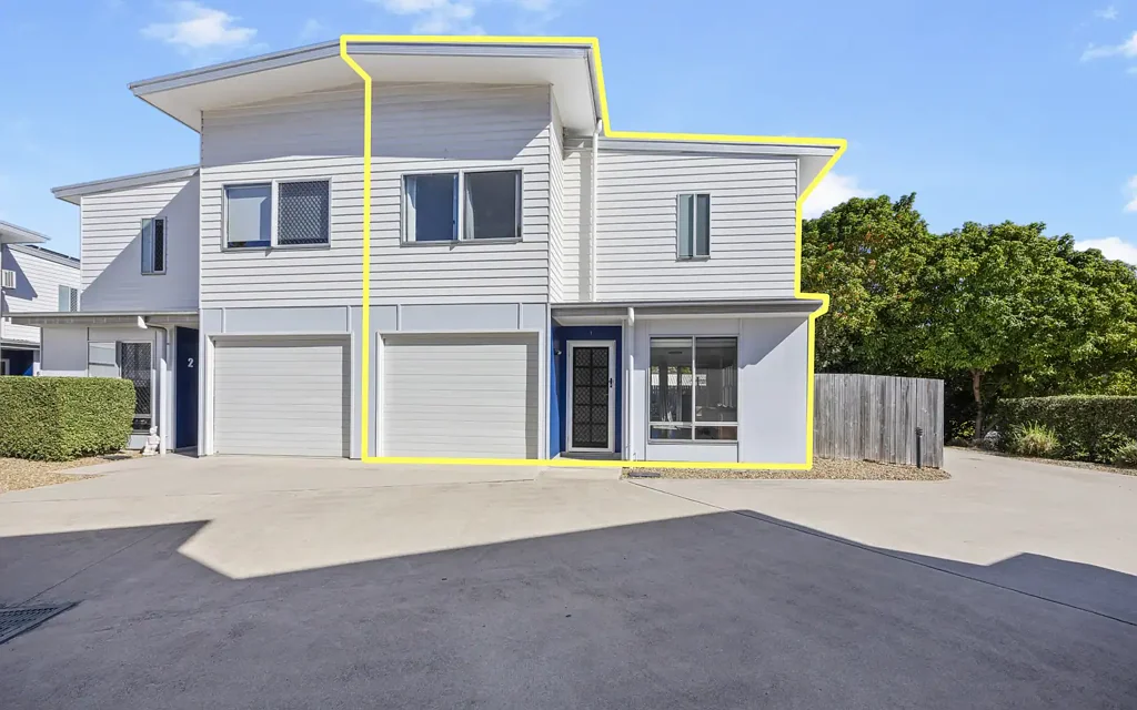 South Gladstone 3chambre MODERN TWO -STOREY TOWNHOUSE, SIDE ACCESS, LOCK UP GARAGE WITH A POOL!