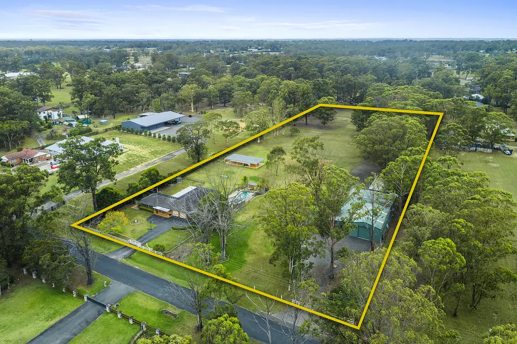 Oakville 5 Slaapkamer Luxury Acreage Living with Space, Style & Versatility