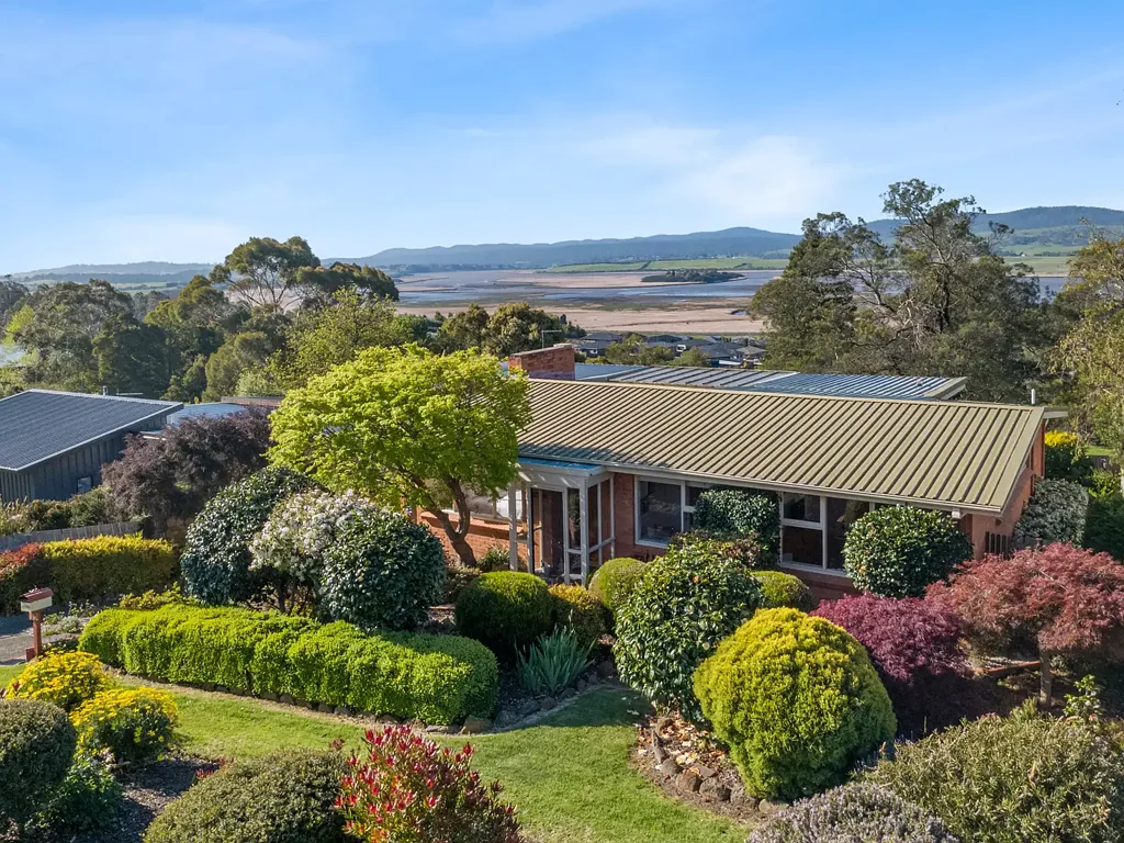 Riverside 3ਬੈੱਡਰੂਮ Sunlit Sanctuary with Lush Gardens and Views!