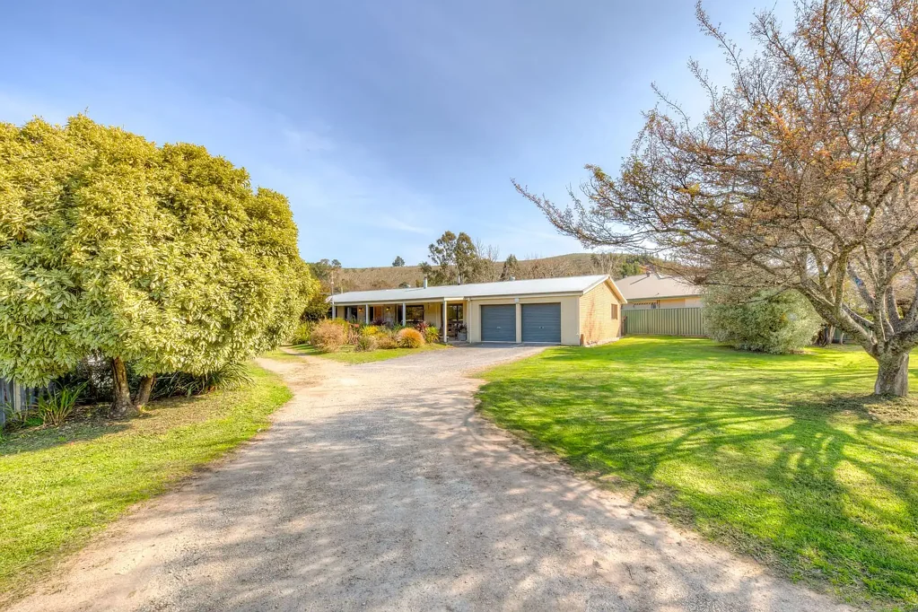 26 Service Street, Porepunkah, VIC 3740