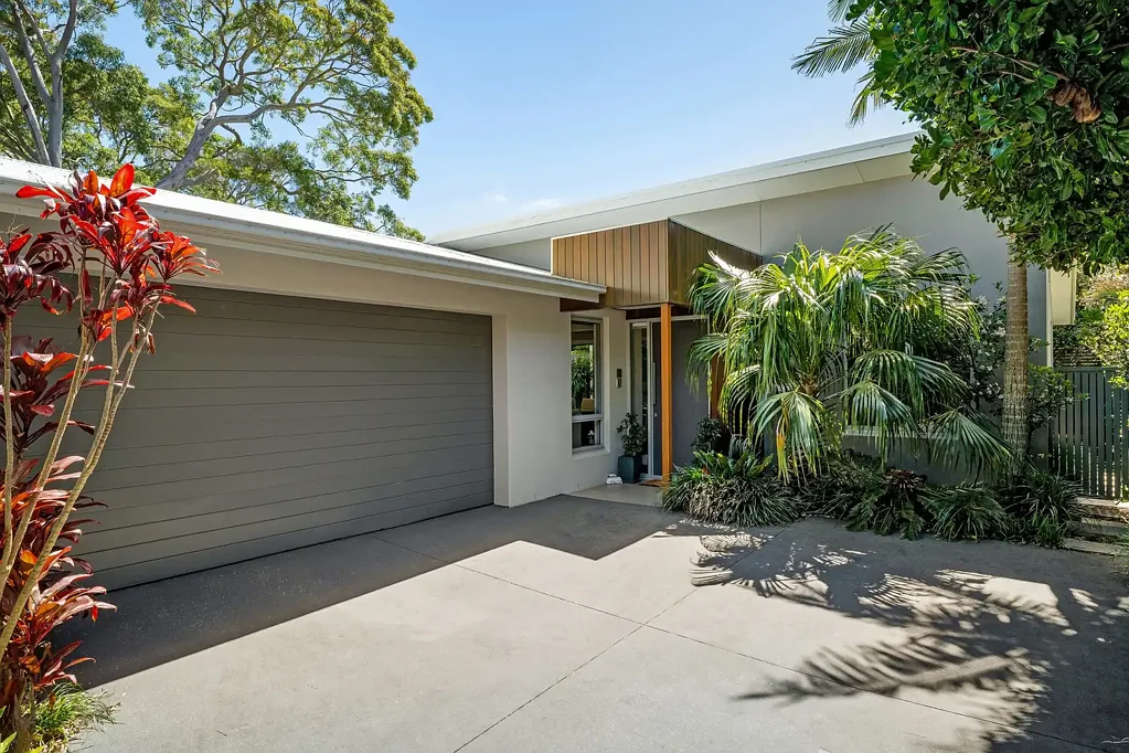 Caringbah South 3房 北向阳光别墅 热带花园环绕 硬木地板延伸 Miele电器 岛式厨房 私人泳池庭院 步行生活便利 Beautiful sun washed villa in over 55s complex