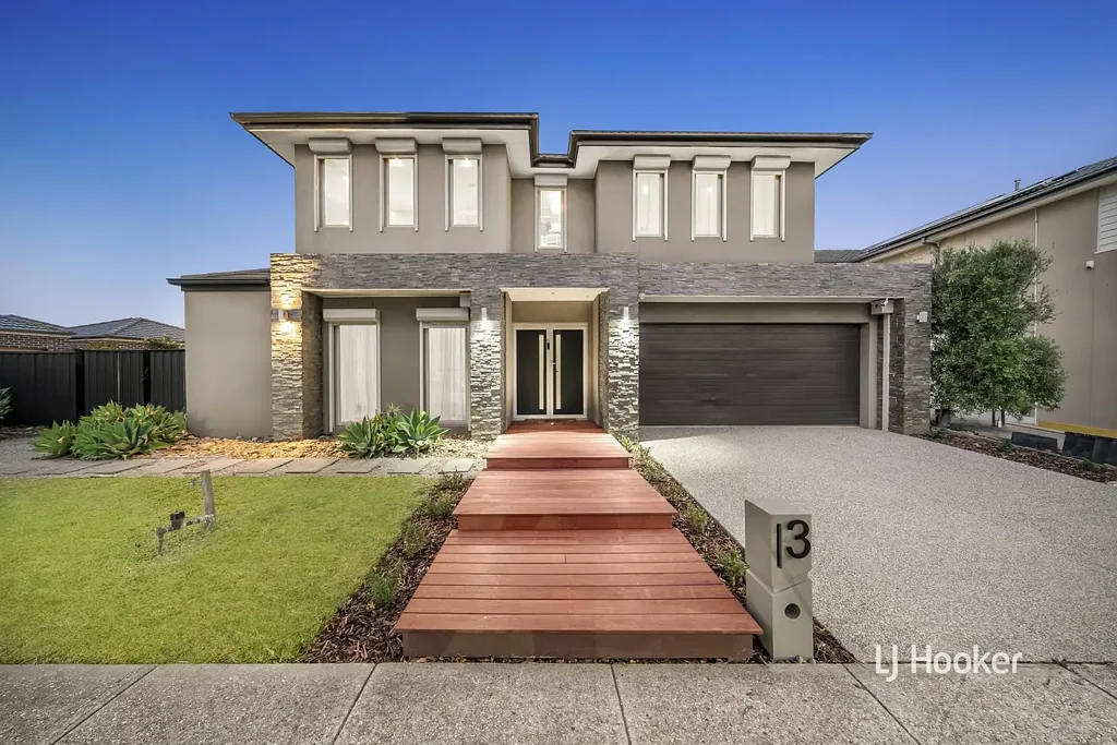 Point Cook 5 Bedroom Luxury Family Living on a Generous 647m2 Allotment