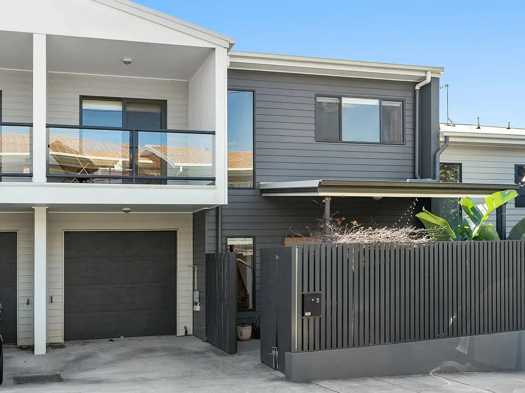 Moorooka 3房 Moorooka 中心地带的现代联排别墅生活 Contemporary Townhouse Living in the Heart of Moorooka