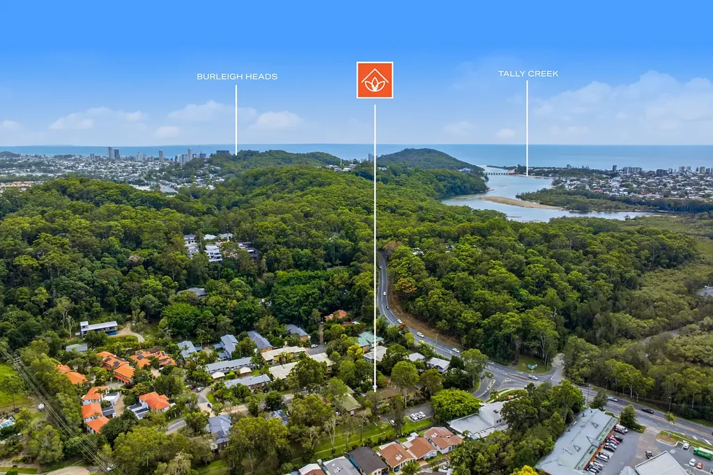 Burleigh Heads 3房  SOUGHT AFTER END TOWNHOUSE WITH HUGE COURTYARD