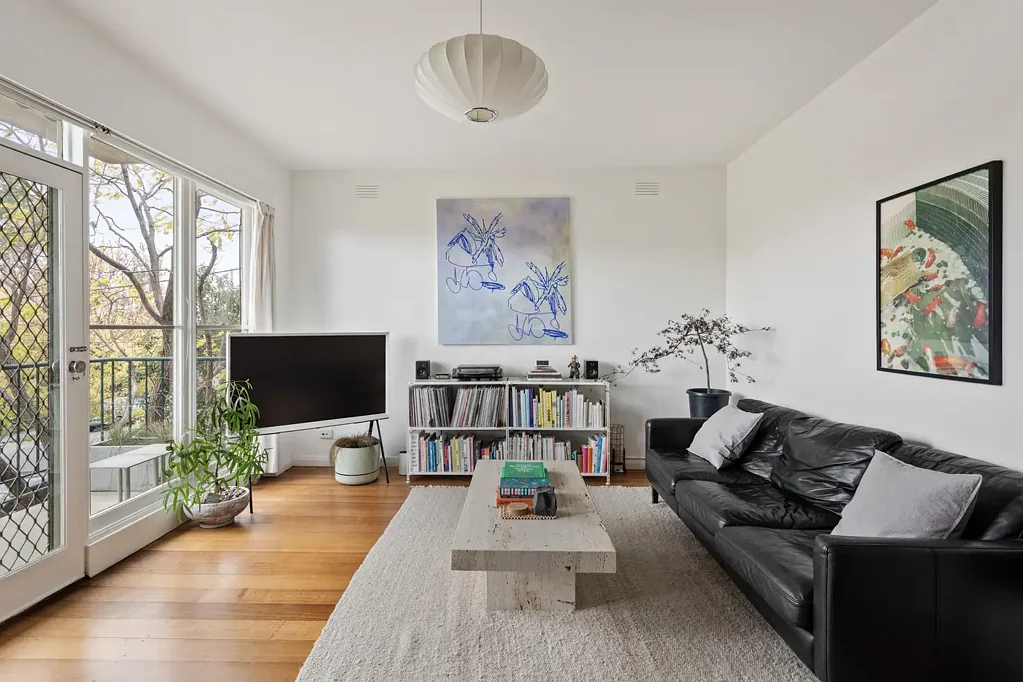 Toorak 2房 Toorak山顶私享 高品质硬木地板 西向午后阳光 超大锁闭车库 精心设计厨房 现代便捷生活 距离繁华近便 Hilltop Toorak Apartment with Rare Oversized Garage