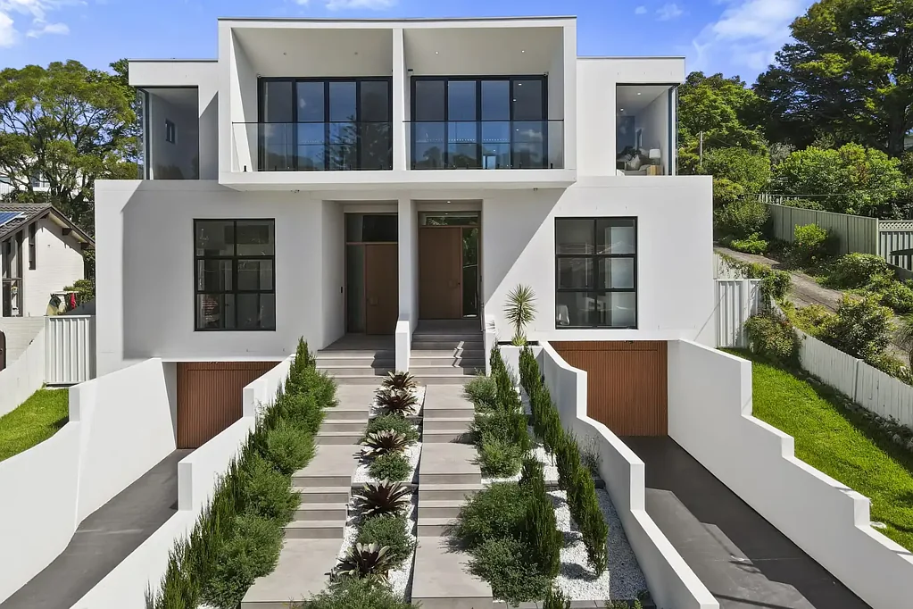 North Ryde 5Zimmer Sophisticated Duplex Offering Space, Style & Comfort