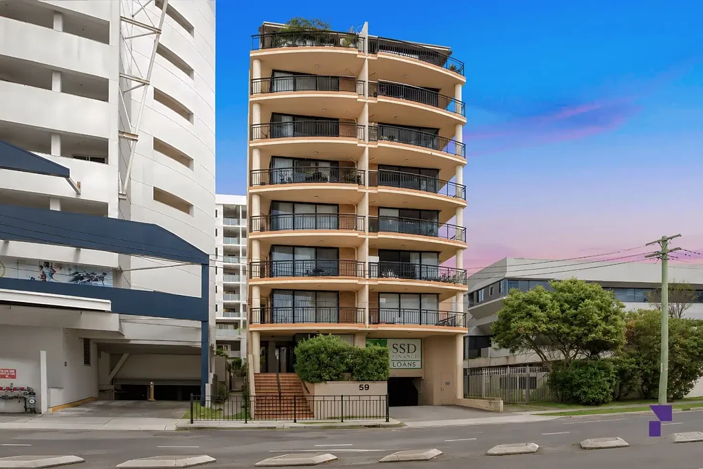 Bankstown 2房 宽敞阳台 城市景观 CBD中心 低维护生活 石材厨房 两卧宽敞 主卧套间 步行便利 Contemporary living located in the heart of Bankstown close to daily amenities