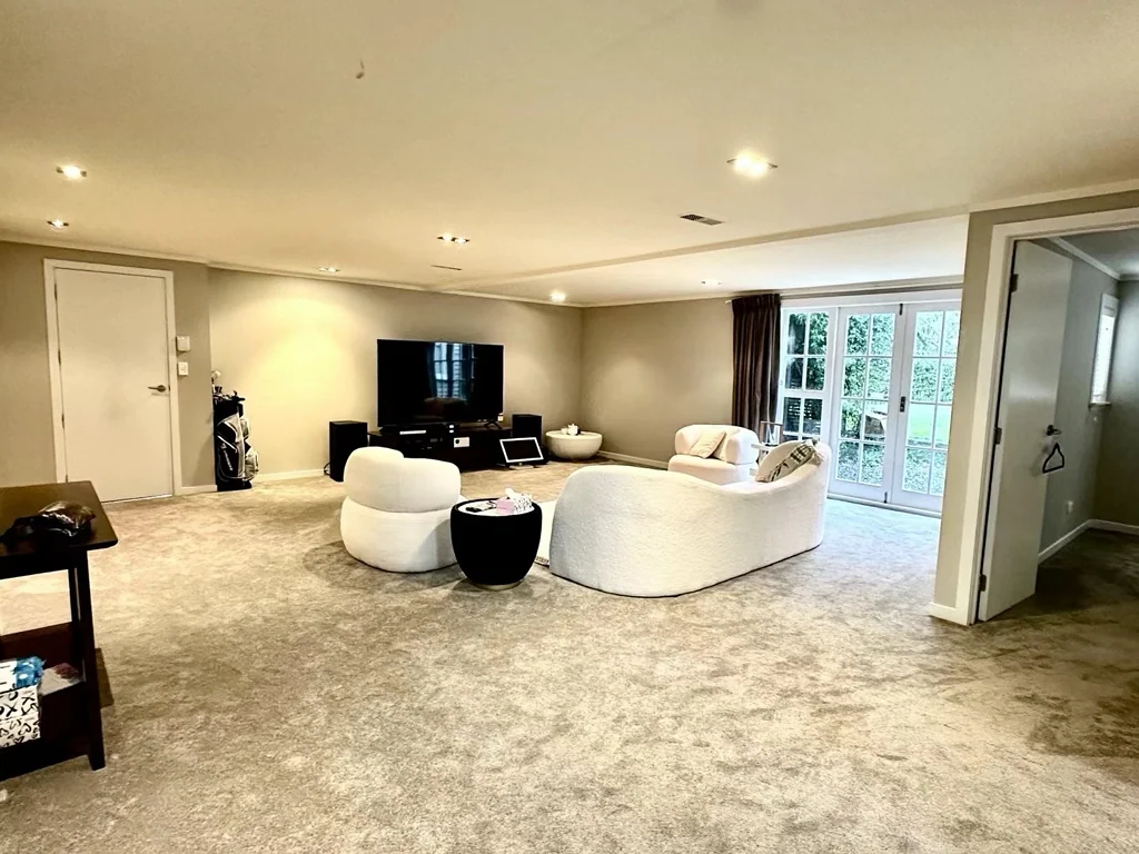 全包！拎包入住豪宅！Greenlane/Epsom 中区好区好街，园内二停车位，豪宅街上的超漂亮且有着艺术氛围的安全 安静 温馨 整洁 的大豪宅中，独立出入的超大的阳光，温馨，整洁，平面，干燥的一房一厅（厅大约60平米）一卫，包全新高...