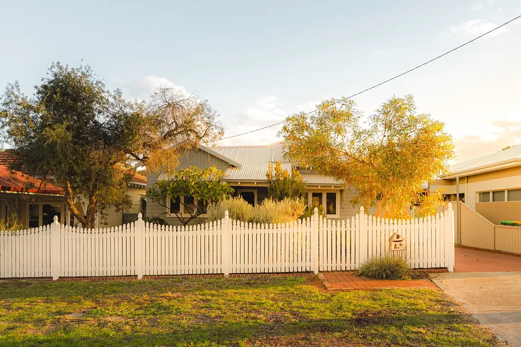 Bayswater 3Habitaciones Timeless Character, Established Gardens, 612sqm of Opportunity