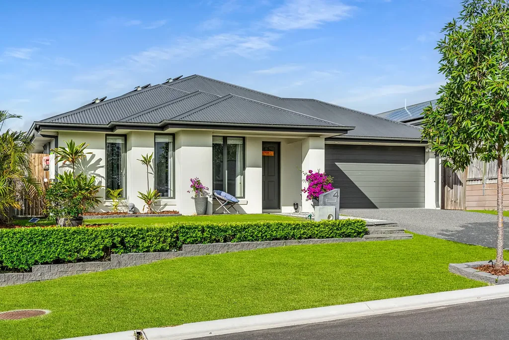 Jimboomba 4Kwarto **AVAILABLE** Family-Friendly Living with Space, Style and Versatility - Only 5 Years Old On 602m2!