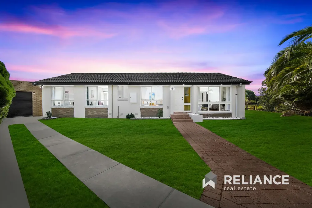 Hoppers Crossing 3침실 FULLY RENOVATED FAMILY BEAUTY WITH HUGE GARAGE & ENDLESS POTENTIAL on 665 SQM LAND