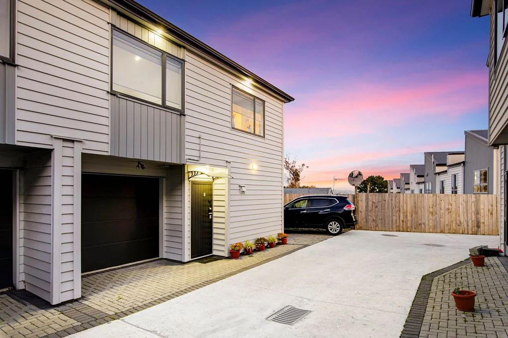 Manurewa 4房 步行植物园，四宽敞卧室，内车库+2停车位，友爱社区，安全安静，便利公交，15分钟Manurewa，5分钟高速，日出主卧，家庭未来绽放。 Affordable 5-Star Quality of Living by the Gardens