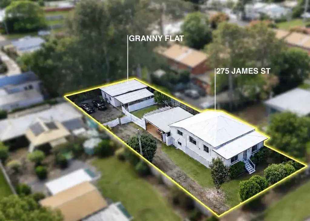 Newtown 5房 Newtown黄金地段 双收入机会 独立granny flat 现代翻新 宽敞卧室 独立水电表 强劲回报 Investment in Prime Newtown Position – Returning $995/Week