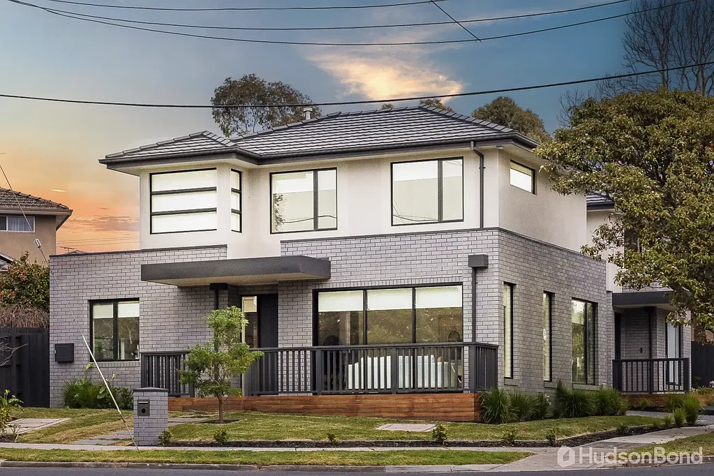 Luxurious 4 Bedroom Townhouse in Prime Doncaster Location!