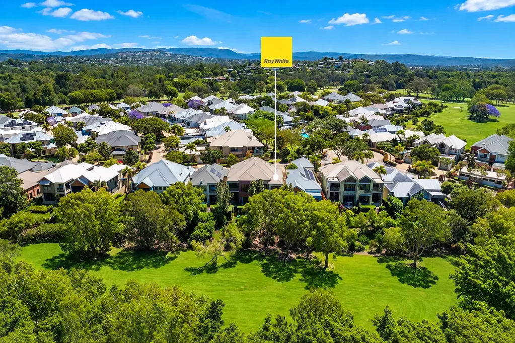 Carrara 3બેડરૂમ RENOVATED GOLF COURSE LIVING WITH SPACE, STYLE AND PLENTY OF NATURAL LIGHT