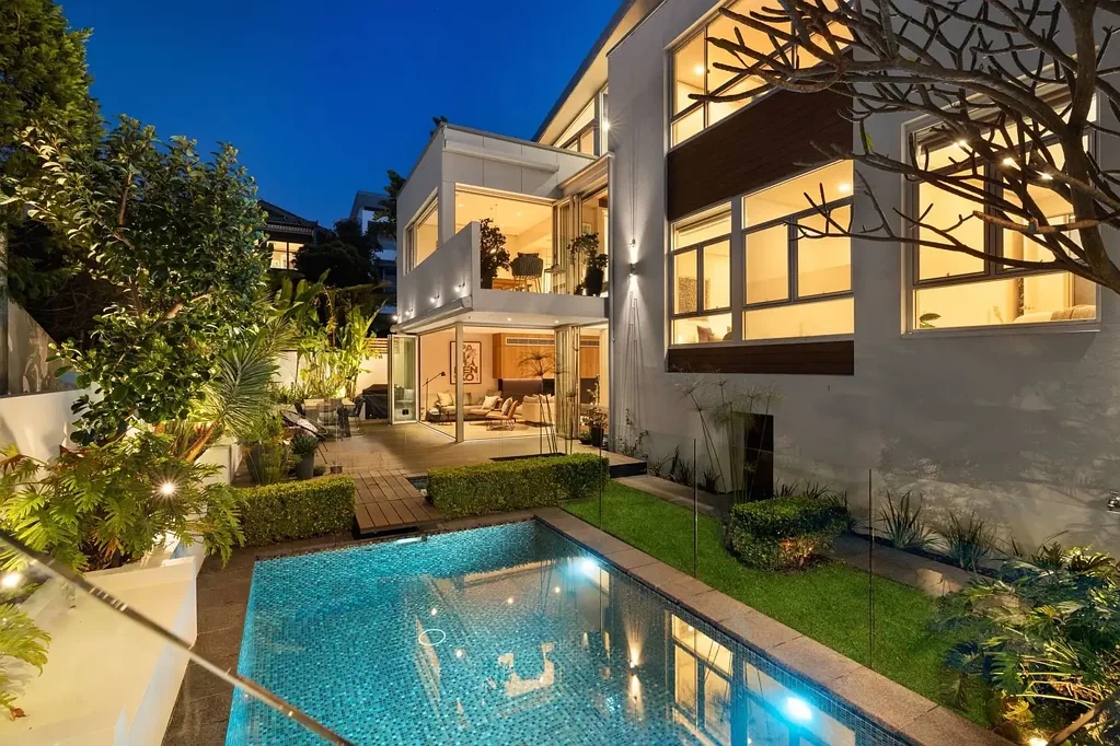 South Coogee 4房 建筑师设计海滨住宅，坐拥海景与豪华泳池 Architect-Designed Coastal Sanctuary With Ocean Views And Luxe Swimming Pool