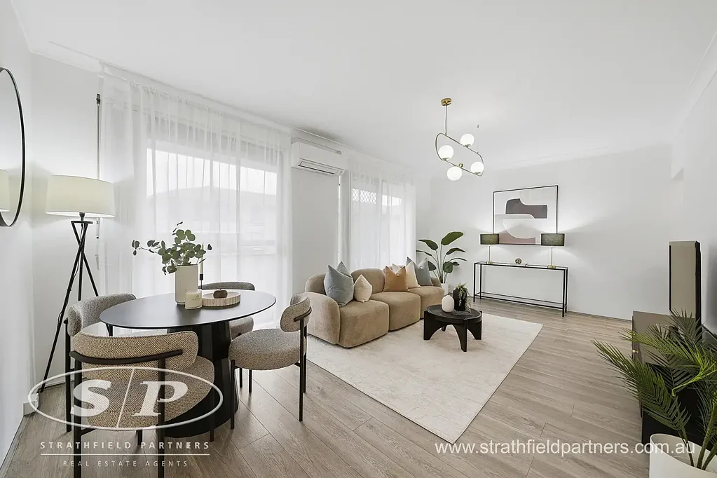 Strathfield 2房 Strathfield中心位置 低物业费 精心翻新 豪华厨房 阳光充足 双卧带衣帽间 新地板 新照明 私人车库 Renovated, Top Floor, Full Brick Residence with Lock Up Garage in Prime Location!