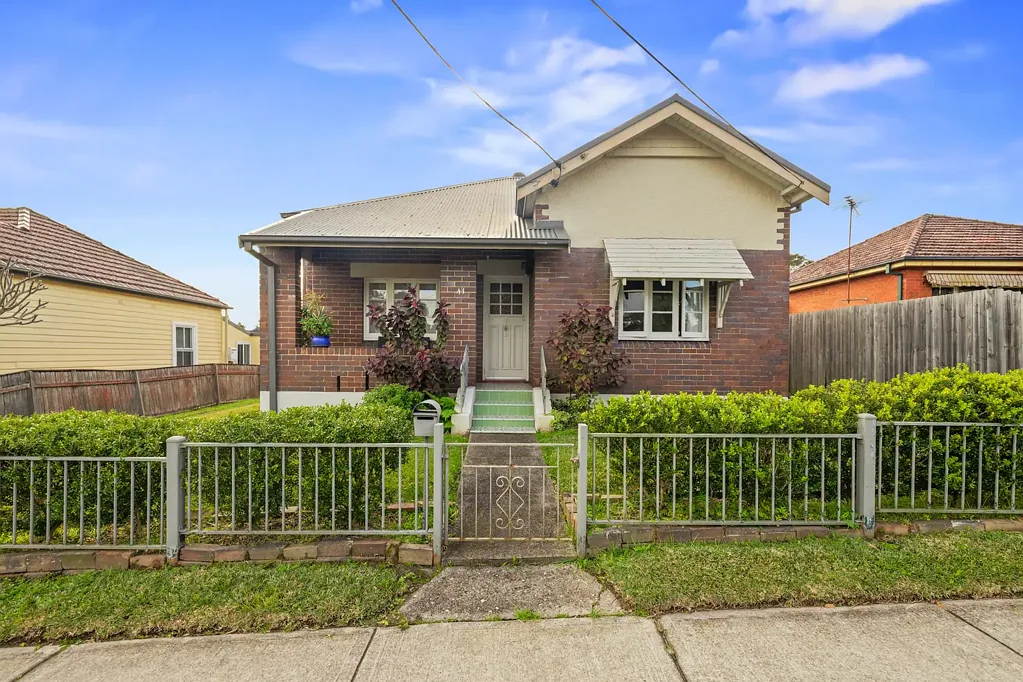 FULLY FURNISHED SHORT TERM RENTAL - PERFECT FAMILY HOME IN IDEAL LOCATION