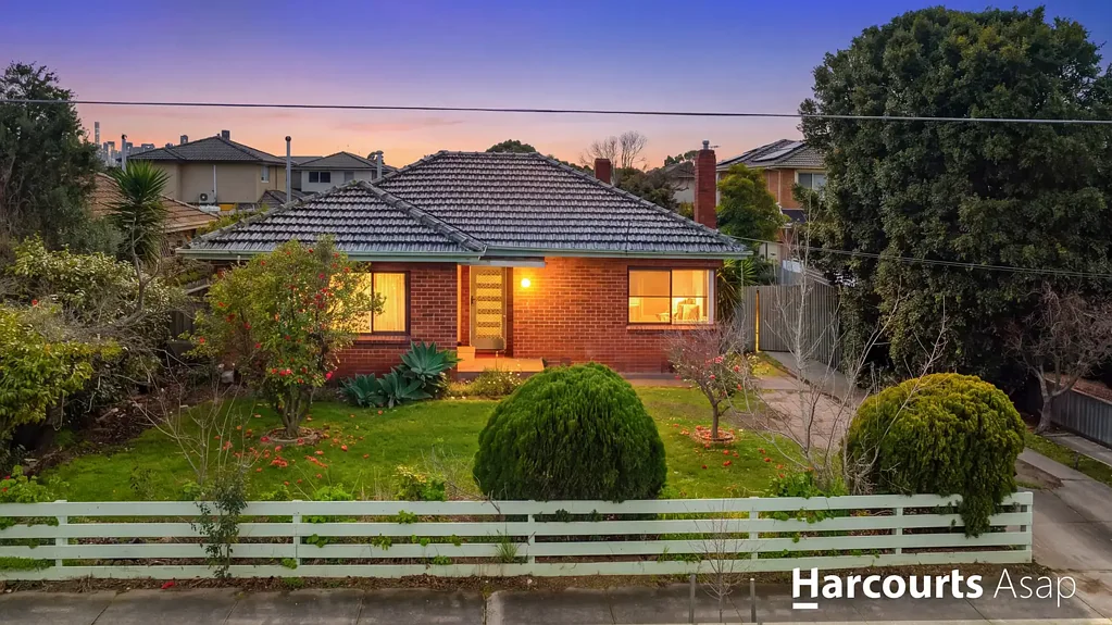 Dandenong 3房 地理位置、生活方式与机遇 Auction this Saturday 5th of September 9am Don't miss out