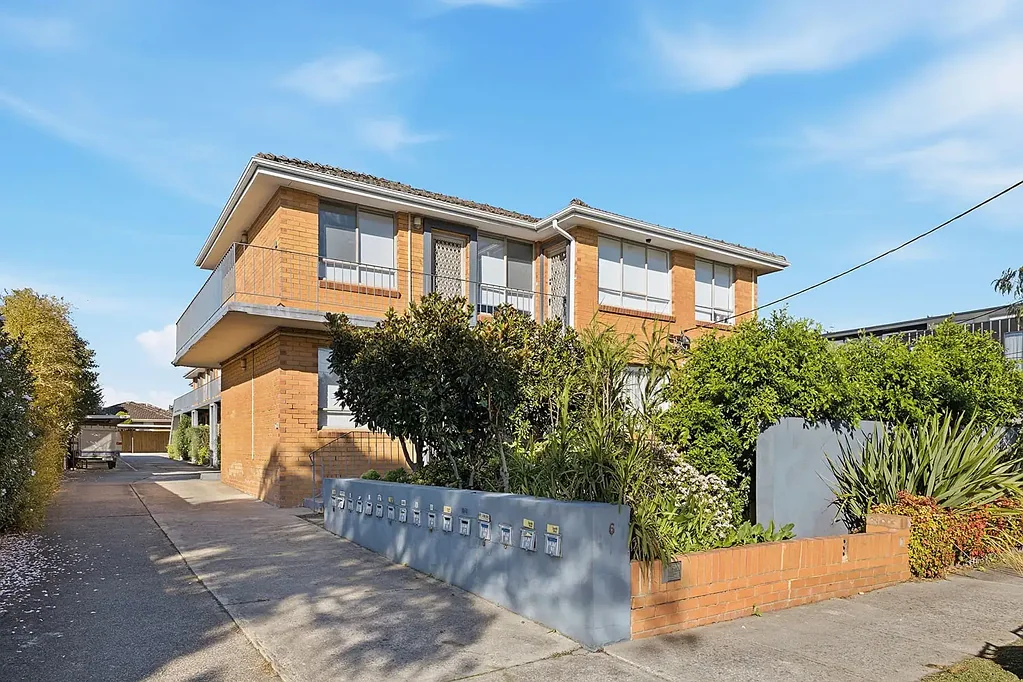 Low Maintenance, Ground Floor Apartment with Carport