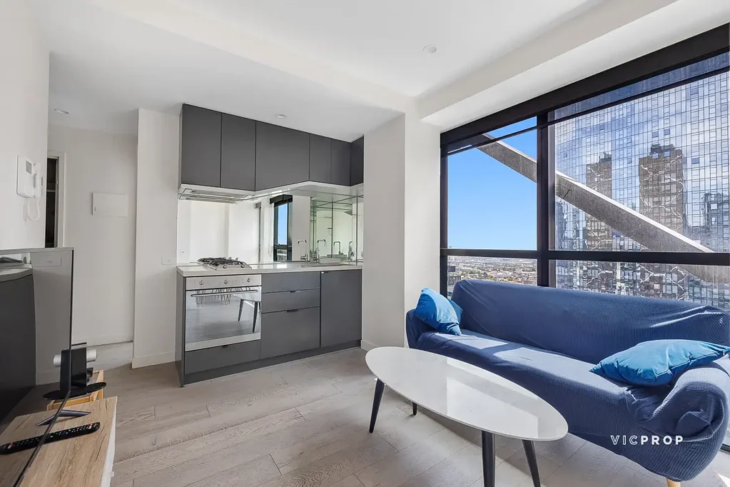 LIVING IN THE HEART OF CBD - FULLY FURNISHED APARTMENT!