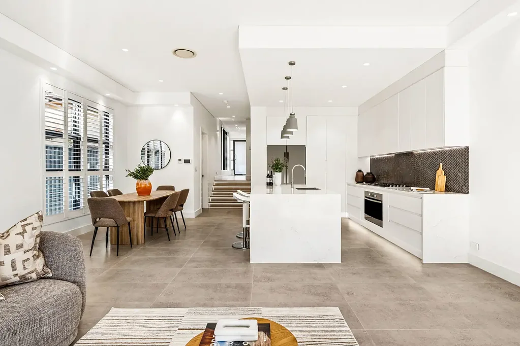 Lidcombe 4Moenga Impeccable modern family home with premium construction and all-weather entertaining