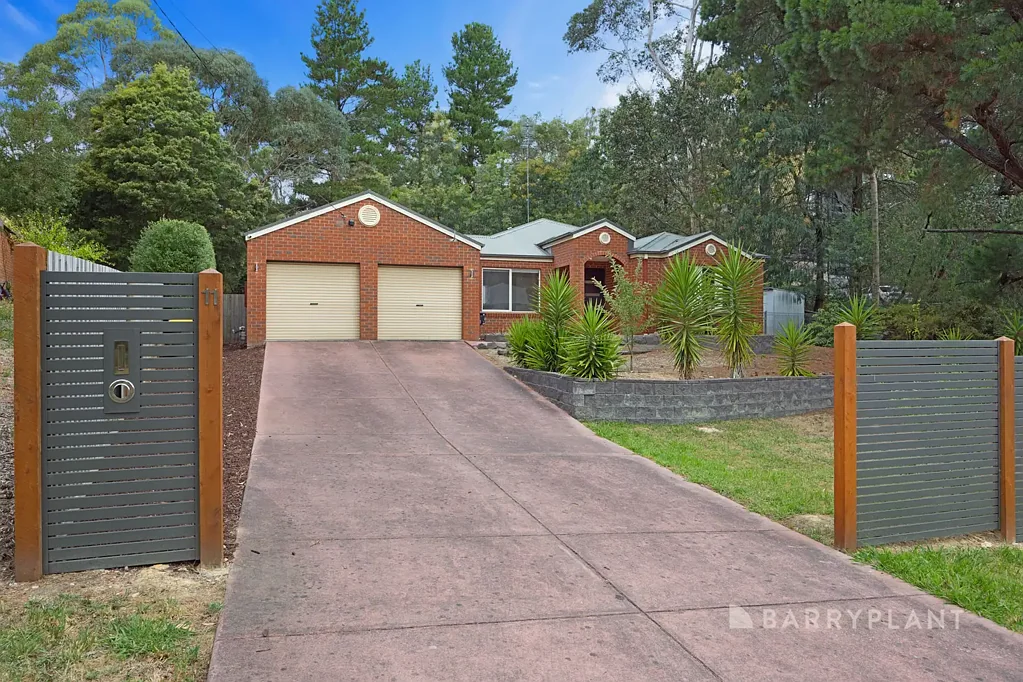 11 Darriwell Drive, Mount Helen, VIC 3350