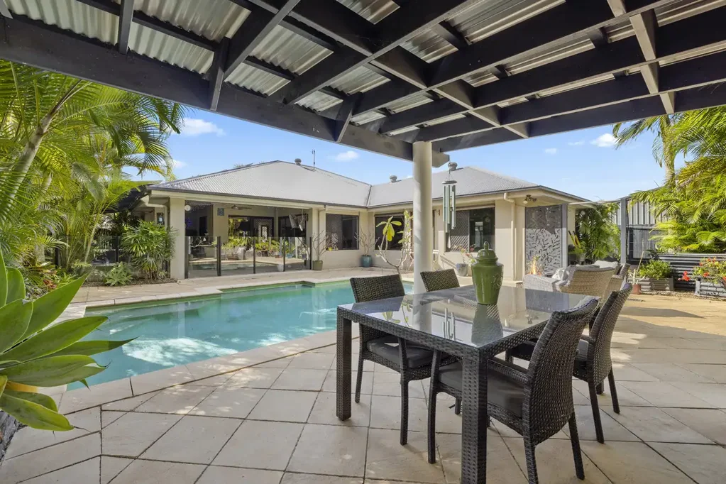 Beerwah 5房  Modern Five Bedroom Family Home With Pool