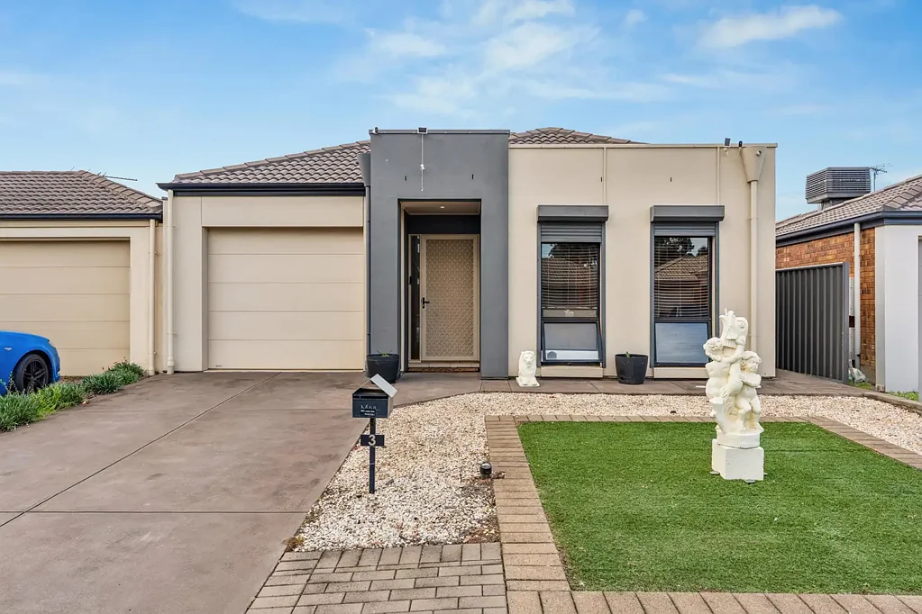 Munno Para West 3બેડરૂમ Welcome To Your New Place, Modern & Convenient Courtyard Living in Munno Para West!