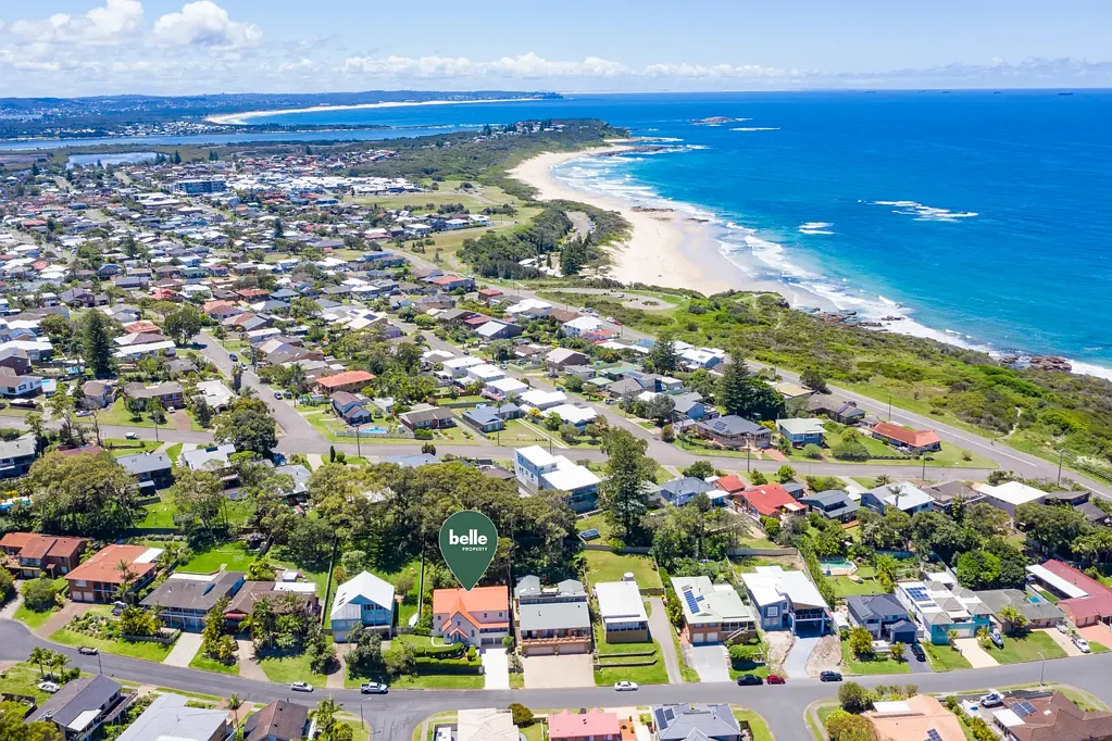 Caves Beach 4房  Absolutely Striking Architect Design. Situated Just 11 Homes Back from Oceanfront, & Easy Walk to Both Surf AND Calm Water Ocean Beaches.
