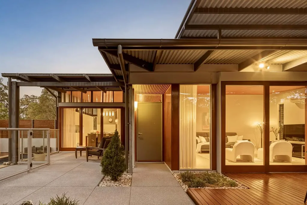 Chapel Hill 4ਬੈੱਡਰੂਮ Architecturally Designed Family Sanctuary in One of Chapel Hill's Most Desirable Enclaves