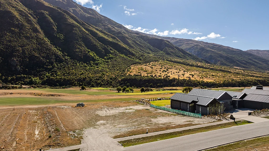 Gibbston Live and build on a Golf course in The Reserve