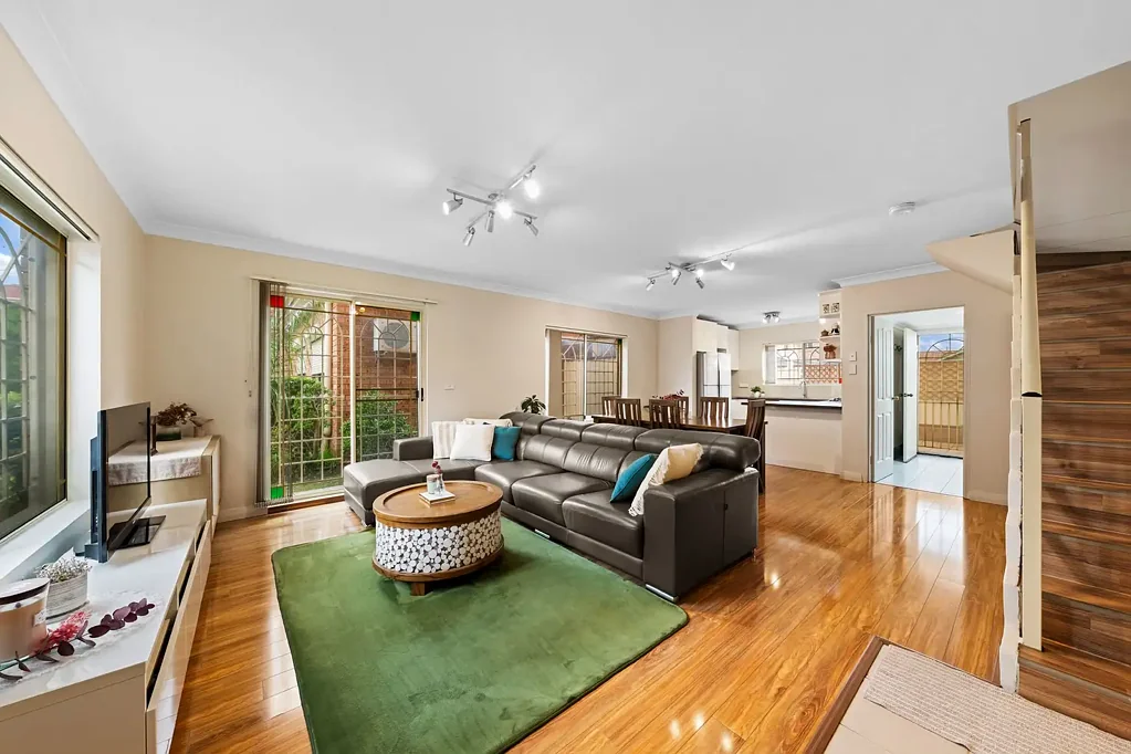 Croydon Park 3कमरा Modern Townhouse Living in a Tranquil Lifestyle Setting