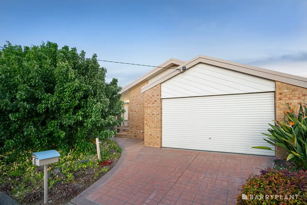 Bundoora 3房 宽敞地块512sqm 阳光充足 开放式起居区 设施齐全厨房 双车库 板岩地板 靠近公园 交通便利 优质教育选择 Perfectly Positioned Family Home in a Quiet, Convenient Location