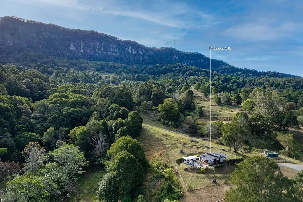 Currumbin Valley 6房  A rare, peaceful property nestled in the heart of Currumbin Valley