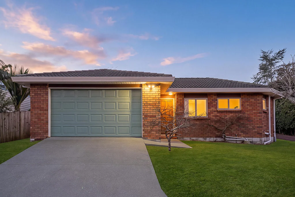 Te Atatu South 2房  Single Level Living - Fresh Inside & Solid Outside