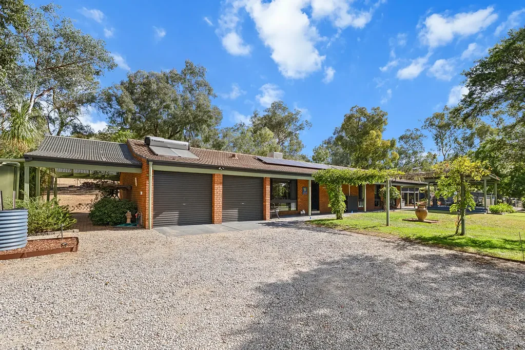 Kootingal 5 Slaapkamer Stunning 5-Acre Family Home - Your Dream Haven Awaits!