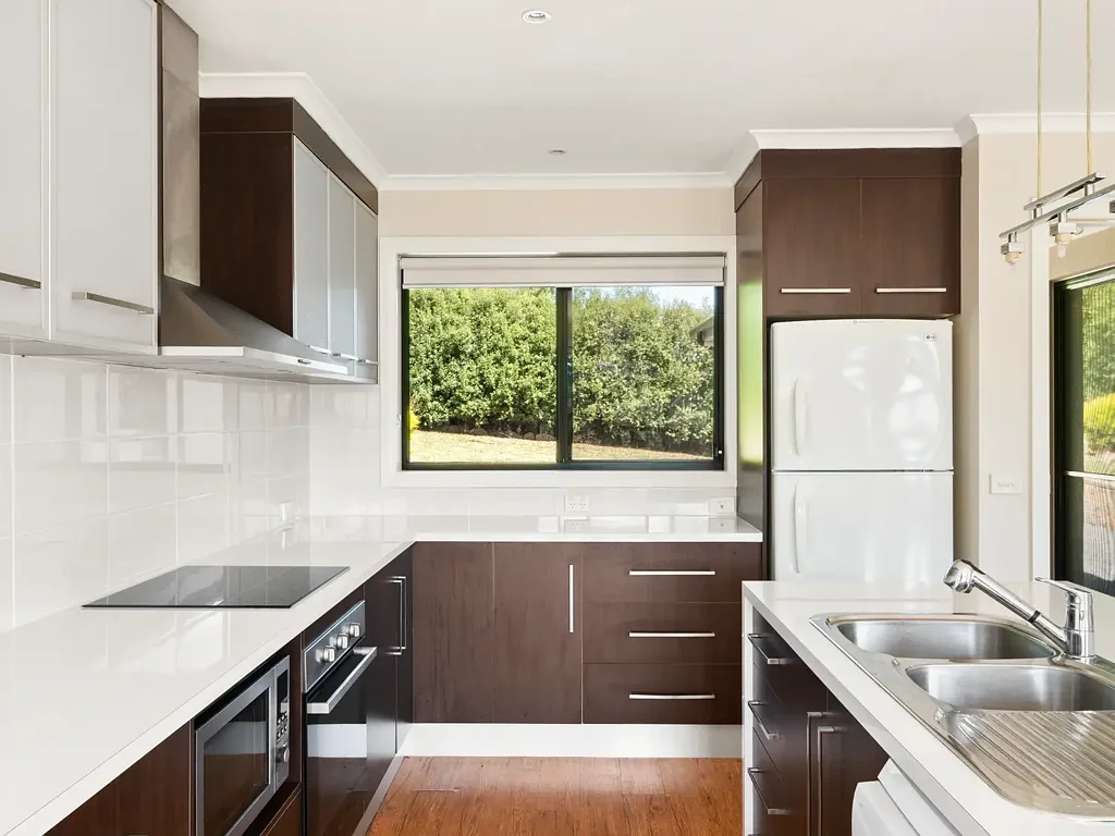 Oakdowns 4 Bedroom Contemporary Living with River & Mountain Views