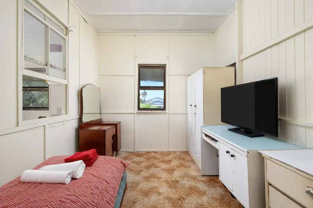 Tin Can Bay 4房  Renovator’s Delight with Coastal Charm – Prime Tin Can Bay Location!