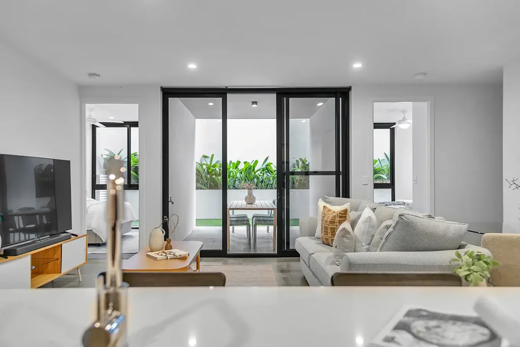 Indooroopilly 2房 高天花板 开放式布局 现代厨房 大型庭院 屋顶泳池 学区房 交通便利 Stylish Indooroopilly Living with Lifestyle Convenience at Your Doorstep