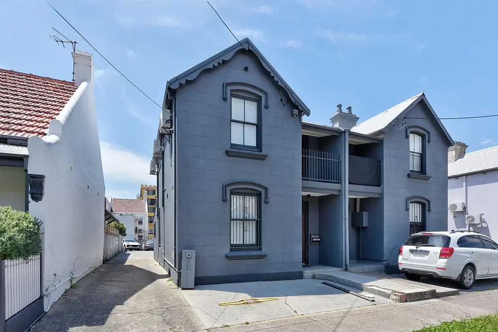 Leichhardt 3房 市中心静谧街角 近Norton街零售中心 罕见6车位 半独立联排 潜力扩建翻新 Charming Two Storey Commercial/Residential Terrace